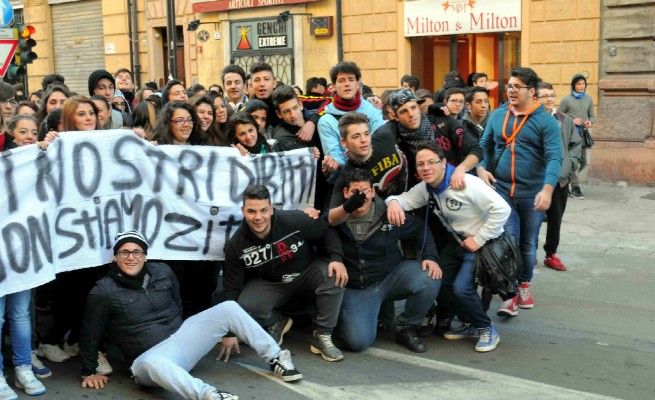 Gli studenti tornano in piazza<br />centro off limits per i cortei