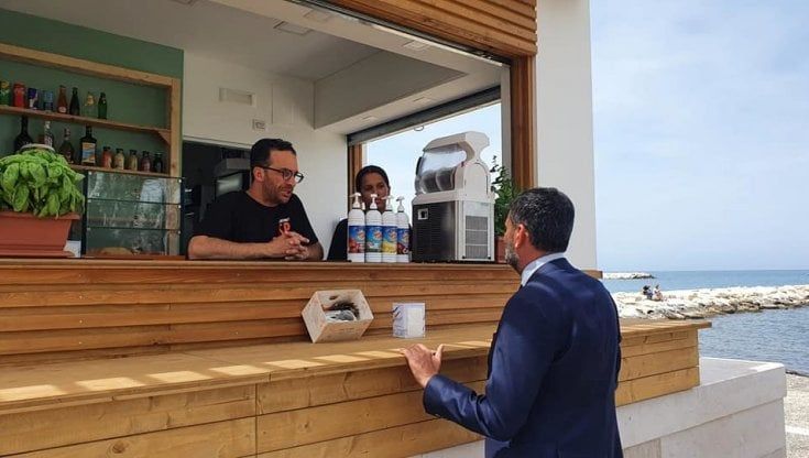 Bari, sul lungomare di San Girolamo aperto il primo bar-chioschetto: "Qui prezzi modici"