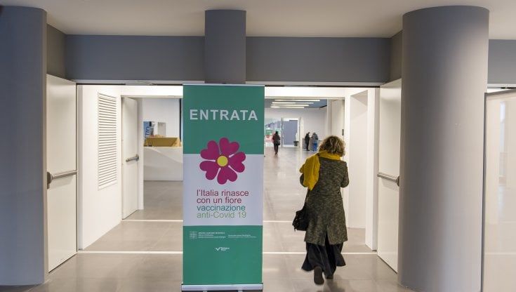 Vaccini, terze dosi, allarme per l’effetto imbuto. A dicembre 25 milioni in coda agli hub