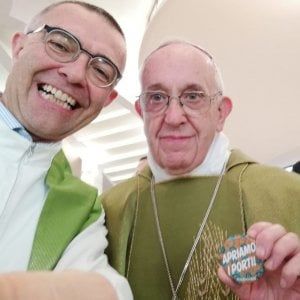 Selfie di Papa Francesco su Fb con la spilla "Apriamo i porti" 