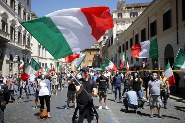 Roma, a Santi Apostoli CasaPound alla protesta delle "mascherine tricolori"