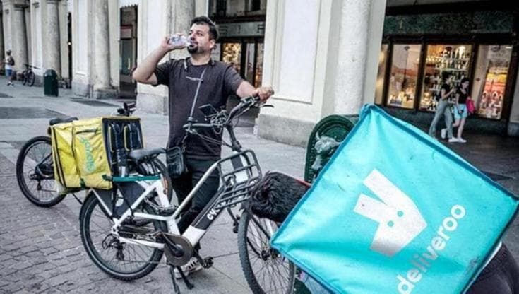Meglio sentirsi male per il sole che per la fame: la scelta obbligata dei rider a partita Iva