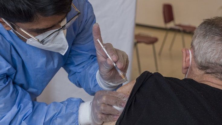 Covid, ancora 600 anziani a casa in attesa della terza dose di vaccino a Parma