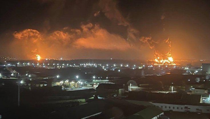 Incendio a Bryansk, in Russia: in fiamme deposito di carburanti. Ipotesi sabotaggio ucraino