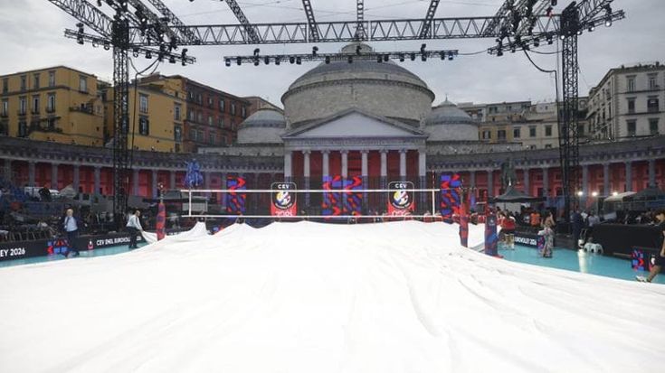 Eurovolley, pioggia al Plebiscito: il campo viene coperto