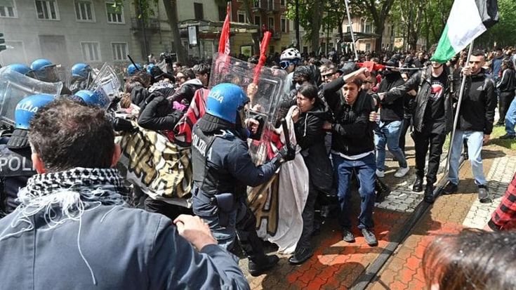 Al corteo del Primo Maggio a Torino scontri e cariche davanti all’ex centro sociale Askatasuna