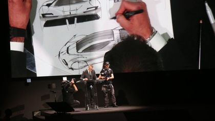 E il capo del centro stile Ferrari disegna la nuova SF90 Stradale davanti al grande pubblico della presentazione