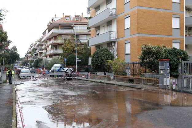 Roma, via Isidoro del Lungo diventa un lago per una perdita d'acqua