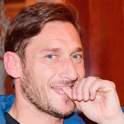 ''Il dito in bocca? E' per mia moglie Ilary'': Totti su Facebook svela l'esultanza
