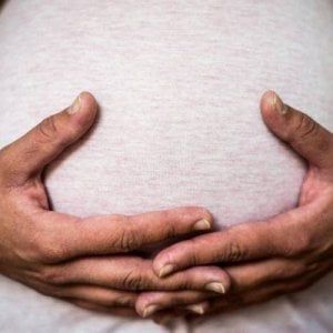 Donne straniere, essere mamma è un rischio