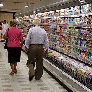 Cala la fiducia dei consumatori, sale quella delle imprese