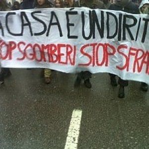 "Diritto all'abitare, stop sfratti e sgomberi",  sfilano movimenti e associazioni  