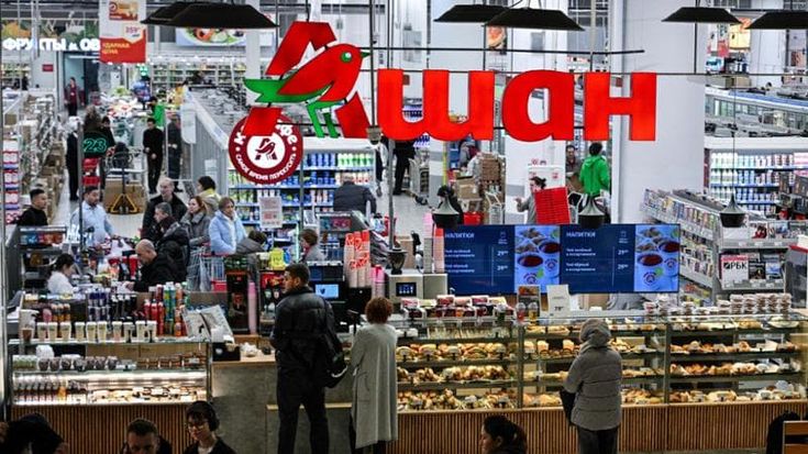 Putin mette le mani sulle filiali russe di Nestlé e Auchan: “Rappresentano Paesi ostili”