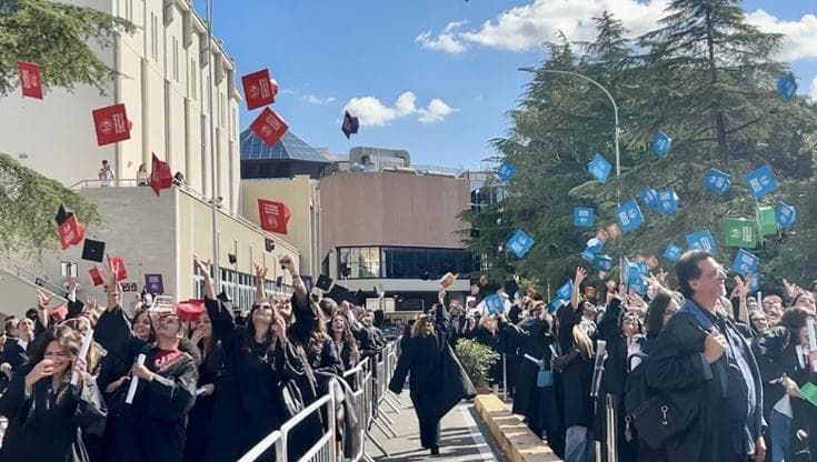 La festa dei laureati: in 730 lanciano il cappello da dottori: ora la ricerca di un lavoro
