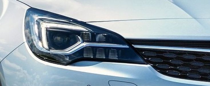 Opel Astra, così i fari "magici" bucano le tenebre