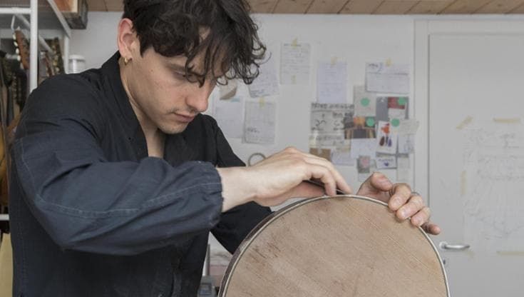 Il giovane liutaio che custodisce un mestiere antico: “Questo lavoro ha ancora un futuro”