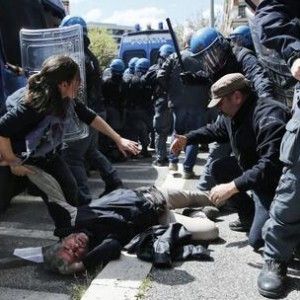 Di Vetta: "Senza armi e a mani alzate mi hanno manganellato anche mentre ero a terra"
