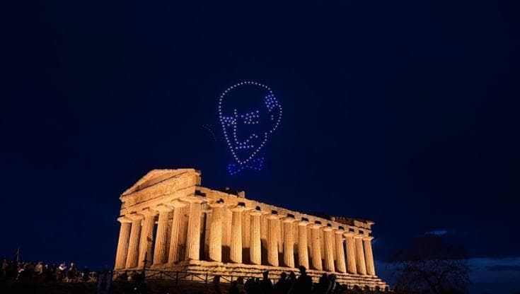 Agrigento, i droni disegnano il volto di Pirandello nel cielo della Valle dei templi