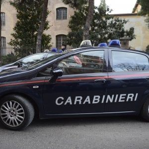 Cerca di soffocare la moglie, il figlio chiama il 112. Reggio Emilia, l'uomo arrestato per tentato omicidio