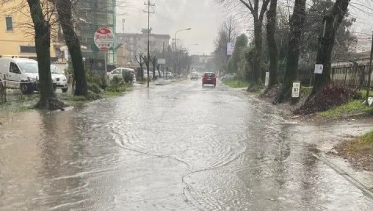 Maltempo, frana parte di collina: isolata Valle Grande, Frosinone allagata. Fiumi Liri e Garigliano al limite