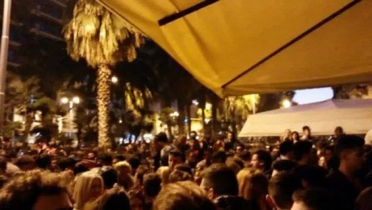 Bari, Decaro prepara un'ordinanza per il 24 dicembre: "Vieterò gli assembramenti per gli aperitivi. Al Sud vigilie ad alto rischio"