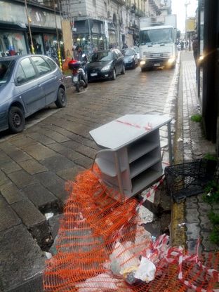 Corso Garibaldi, voragine con mobiletto