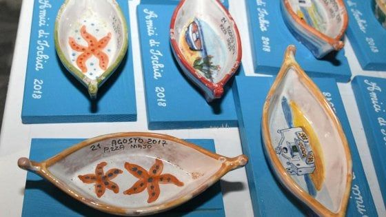 Agli “amici di Ischia” le ceramiche estratte dal laboratorio artigianale distrutto dal sisma