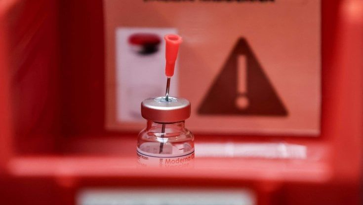 Vaccino anti Covid, Moderna  propone di riempire le fiale con più dosi