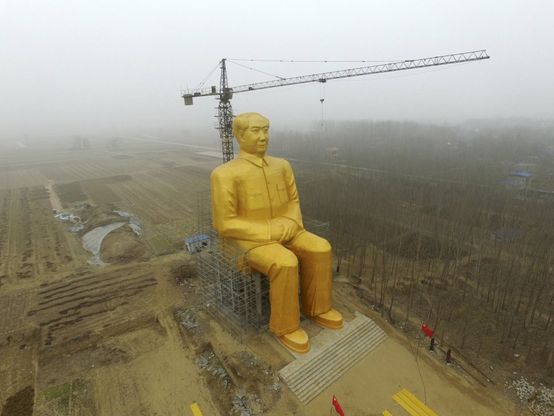 Cina, statua gigante d'oro: l'omaggio a Mao a 120 anni dalla nascita 