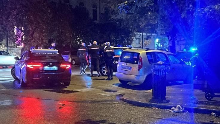 Tentato colpo in gioielleria sventato dall’allarme: un ladro preso, uno è riuscito a scappare