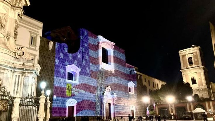 Napoli, le proiezioni della discordia: la bandiera Usa sulla chiesa del Gesù dopo il corno a San Domenico
