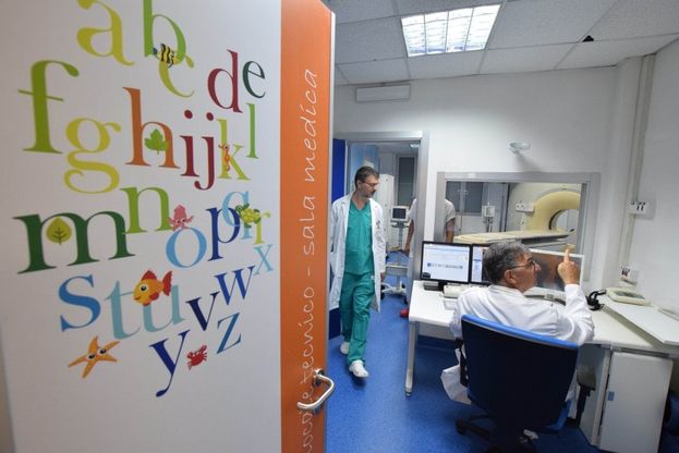 Pesci, fiori e lettere colorate: ecco la nuova radiologia pediatrica del Giovanni XXIII di Bari