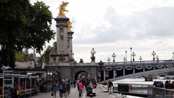 Francia, scontro sul lavoro domenicale nelle zone turistiche