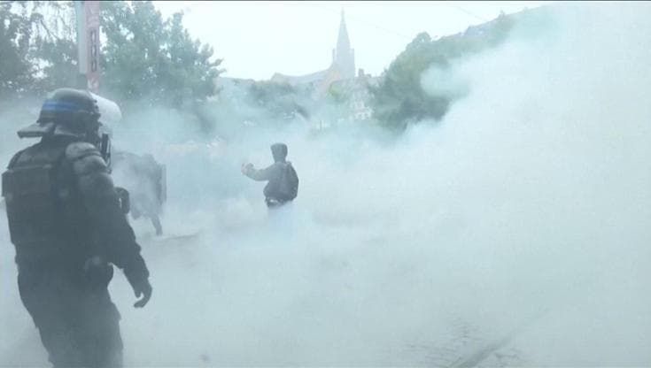 Parigi, fumogeni sirene e arresti nella città blindata prima che parta il corteo di protesta