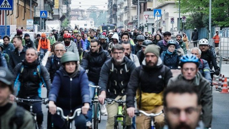 Torino, il popolo della bici unito per Gabriele e Velio: "Ora cambiamo la città"