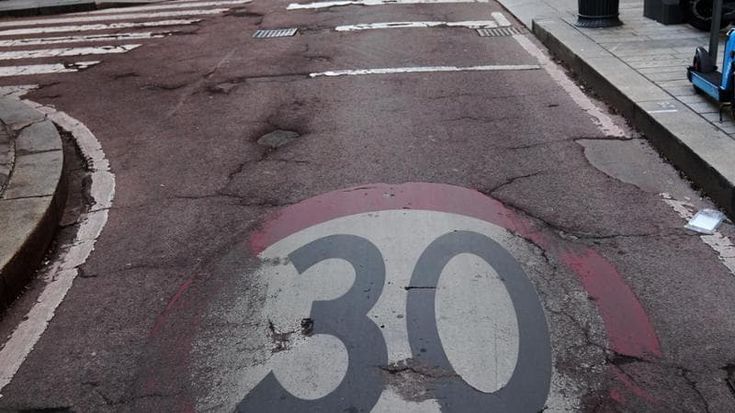 Altro che 30 km all’ora: a Milano si va in auto con lentezza. Il momento peggiore? Tra le 7 e le 9