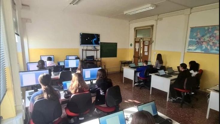 Prof di informatica palpeggiava e molestava gli studenti: sospeso