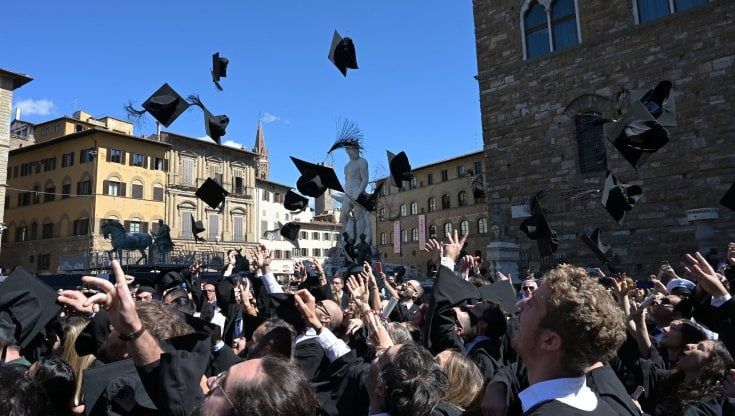 Università, cerimonia in Palazzo Vecchio per la consegna dei dottorati. "Qui vedete la meglio gioventù"