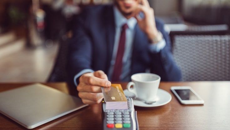 Fino a 300 euro all’anno a chi paga digitale. Via al piano anti-contanti, ma il lockdown rischia di farlo slittare