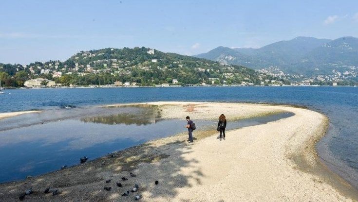 Il rapporto di Legambiente: sale l'inquinamento anche nei laghi assediati da plastica e scarichi urbani