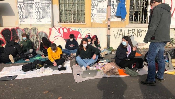 Coronavirus Roma, studenti del III municipio si riuniscono sotto al Parini: "La Dad non ci piace, Ridateci i nostri spazi"