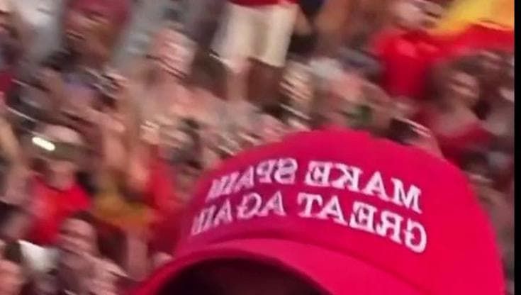 "Make Spain great again": la parodia di Trump sul cappellino di Torres entusiasma i social