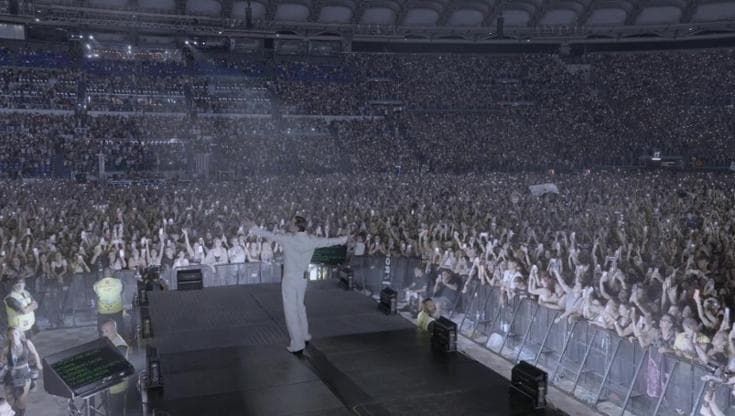 Achille Lauro conquista l'Olimpico: in 60mila per il suo debutto allo stadio: "Abbracciami Roma"