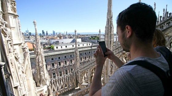 Milano, chiuso nel Duomo: turista dorme sul tetto. Allarme sicurezza: "Sì ai poliziotti in Cattedrale"