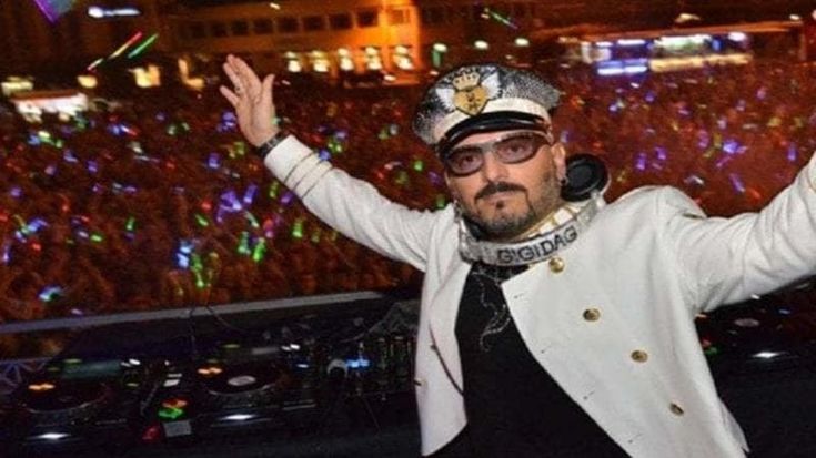 Gigi D'Agostino sulla nave di Sanremo 2024. L’abbraccio dei fan sui social e il ritorno dopo una lunga malattia