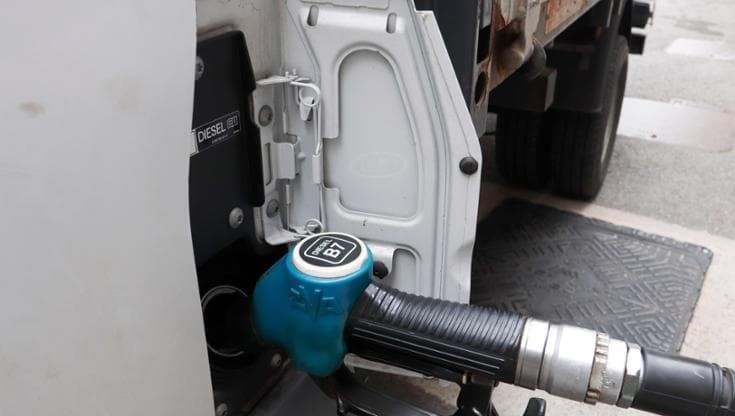 Manca benzina, non petrolio. Il crack spread e le crisi parallele: perché le paghiamo alla pompa