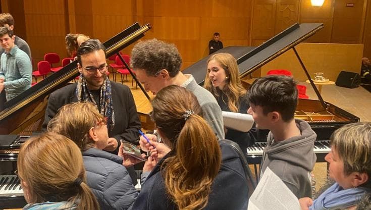 Evgeny Kissin, il leggendario pianista ipnotizza con la sua lezione 800 giovani