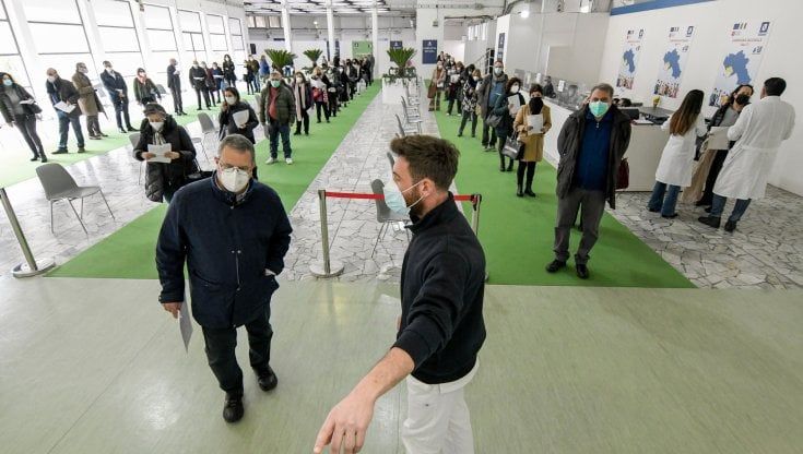 Vaccini, mancano 317mila napoletani all'appello. De Luca: "Così andiamo verso un nuovo lockdown" 