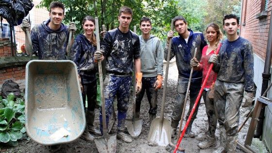 Il sindaco: "Troppi volontari nelle zone critiche". Sospesi anche i tributi locali