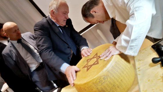 Parmigiano Reggiano kosher, tagliata la prima forma